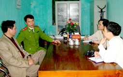 Một phóng viên bị giữ trái phép khi đang tác nghiệp - 1