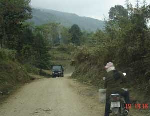 Người vùng cao chưa “chuộng” mũ bảo hiểm - 3 Người vùng cao chưa “chuộng” mũ bảo hiểm - 3