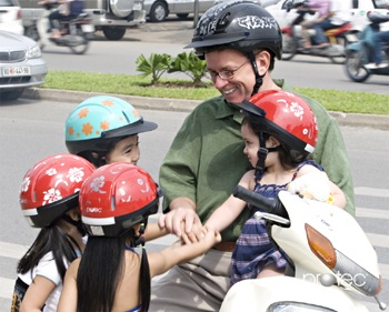 Lá thư gửi Thủ tướng VN về vấn đề mũ bảo hiểm đối với trẻ em - 1 Lá thư gửi Thủ tướng VN về vấn đề mũ bảo hiểm đối với trẻ em - 1