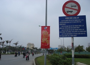 Xe tải 15 tấn ngang nhiên lượn phố giữa ban ngày - 1 Xe tải 15 tấn ngang nhiên lượn phố giữa ban ngày - 1