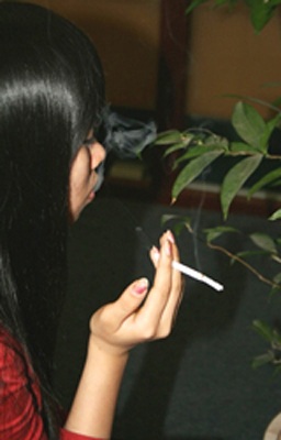Khi thiếu nữ làm bạn với khói thuốc - 1