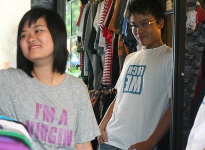 “Của độc, hàng lạ” lại hút người trẻ - 1