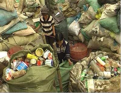 Thân phận nghèo làng rác - 2 Thân phận nghèo làng rác - 2