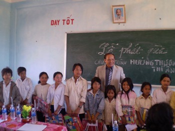 Trao quà từ thiện cho học sinh dân tộc Xê Đăng  - 1