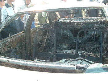 Ôtô cháy thành “than” trên đường cao tốc Láng - Hoà Lạc - 1