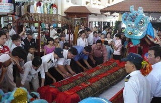 Trưng bày hai đòn bánh tét nặng 1 tấn - 1