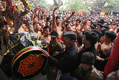 Lễ hội pháo Đồng Kỵ: Rước pháo giả, đốt pháo thật - 11 Lễ hội pháo Đồng Kỵ: Rước pháo giả, đốt pháo thật - 11