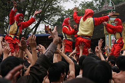 Lễ hội pháo Đồng Kỵ: Rước pháo giả, đốt pháo thật - 15 Lễ hội pháo Đồng Kỵ: Rước pháo giả, đốt pháo thật - 15