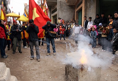 Lễ hội pháo Đồng Kỵ: Rước pháo giả, đốt pháo thật - 2 Lễ hội pháo Đồng Kỵ: Rước pháo giả, đốt pháo thật - 2