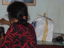 Mẹ nạn nhân nghi ngờ về hộp tro của con gái - 1 Mẹ nạn nhân nghi ngờ về hộp tro của con gái - 1