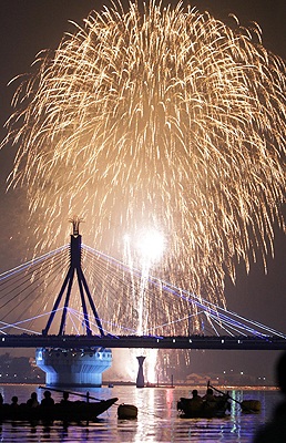 Ảnh trình diễn pháo hoa ngày thứ hai: Đọng mãi lòng người! - 1 Ảnh trình diễn pháo hoa ngày thứ hai: Đọng mãi lòng người! - 1