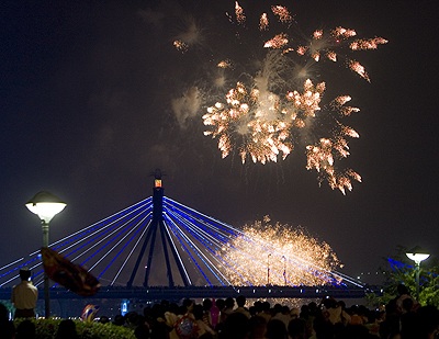 Ảnh trình diễn pháo hoa ngày thứ hai: Đọng mãi lòng người! - 10 Ảnh trình diễn pháo hoa ngày thứ hai: Đọng mãi lòng người! - 10