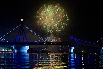 Ảnh trình diễn pháo hoa ngày thứ hai: Đọng mãi lòng người! - 5 Ảnh trình diễn pháo hoa ngày thứ hai: Đọng mãi lòng người! - 5