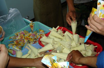 Kinh hoàng nước đá tinh khiết và kem bẩn! - 2