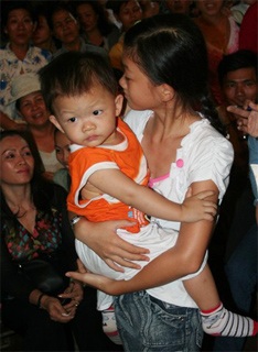 18 tháng tù giam cho “bảo mẫu” hành hạ trẻ - 5 18 tháng tù giam cho “bảo mẫu” hành hạ trẻ - 5