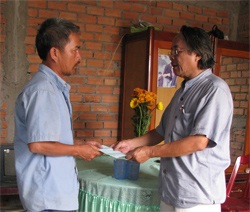 Trao tiền hỗ trợ gia đình em bé nghèo quên mình cứu bạn  - 1