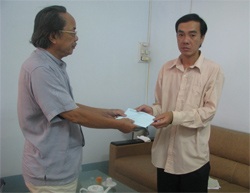 Trao tiền hỗ trợ gia đình em bé nghèo quên mình cứu bạn  - 2