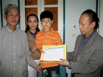 Cháu bé bị cha đốt được nhiều tổ chức y tế giúp đỡ - 1