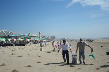 Tối 7/3, dầu tấn công bờ biển thành phố Vũng Tàu - 1