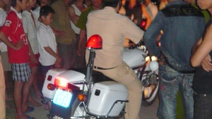 Cảnh sát giao thông đạp một người rơi xuống ruộng - 1 Cảnh sát giao thông đạp một người rơi xuống ruộng - 1