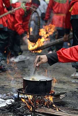 Độc đáo cuộc thi thổi cơm, luộc gà - 8 Độc đáo cuộc thi thổi cơm, luộc gà - 8
