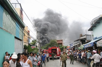 Bị giữ xe máy, đốt trụ sở công an - 1