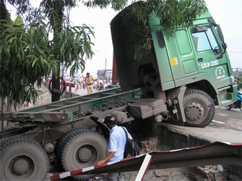Xe chở container lao xuống cầu Tân Thuận - 1 Xe chở container lao xuống cầu Tân Thuận - 1