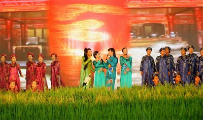 Đêm chia tay mộc mạc và giản dị - 2