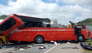 Vụ tai nạn tại Bình Thuận: Nhiều nạn nhân vẫn nguy kịch - 1 Vụ tai nạn tại Bình Thuận: Nhiều nạn nhân vẫn nguy kịch - 1