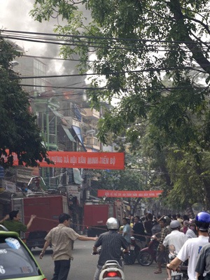 Hà Nội: Cháy nhà sát chợ Đồng Xuân, người dân khiếp vía - 1 Hà Nội: Cháy nhà sát chợ Đồng Xuân, người dân khiếp vía - 1