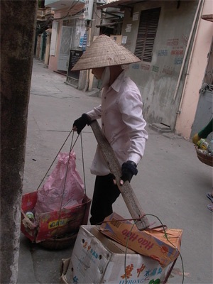 Oằn lưng những gánh đồng nát - 1