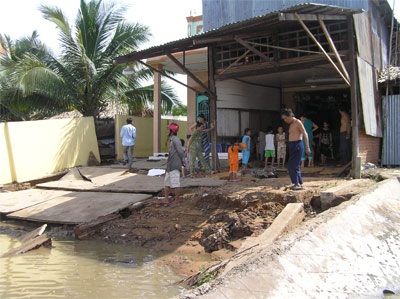 Thêm hai căn nhà chìm sông do sạt lở - 1