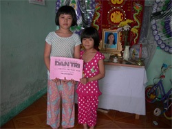 Trao tiền ủng hộ cho cụ Trần Thị Liễu và hai chị em mồ côi - 1