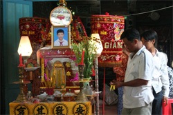 Lại thêm 3 trẻ rơi xuống hố công trình tử nạn  - 1