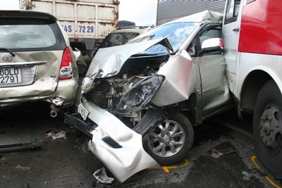 10 ô tô đâm nhau dây chuyền trên Quốc lộ 1A - 1 10 ô tô đâm nhau dây chuyền trên Quốc lộ 1A - 1