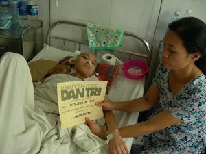 Trao tiền ủng hộ cho bà Trần Thị Liễu và em Đặng Phước Tính - 1