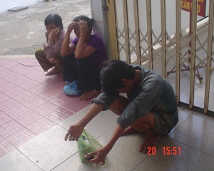 Nổ hố ga, cháu bé 6 tuổi đứt lìa cánh tay - 1