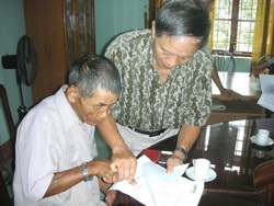 Quỹ nhân ái đến với "Ba người đàn bà và ngọn đèn dầu" - 1 Quỹ nhân ái đến với "Ba người đàn bà và ngọn đèn dầu" - 1