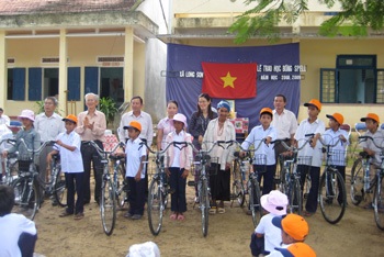 Trao học bổng Spell cho học sinh nghèo, có nguy cơ bỏ học - 1 Trao học bổng Spell cho học sinh nghèo, có nguy cơ bỏ học - 1