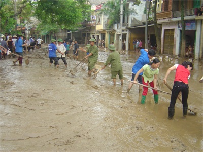 Yên Bái tiếp tục chống lũ... bùn! - 4
