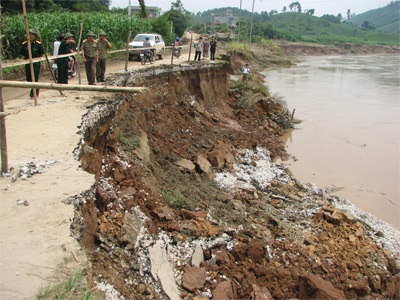 Yên Bái tiếp tục chống lũ... bùn! - 3