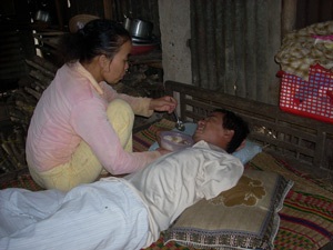 Tiếp tục trao quà cho anh La Văn Cho và em Đặng Phước Tính - 1