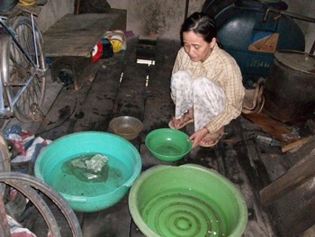 Đã nghèo lại gặp cái eo - 1