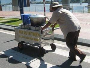 “Sống là cho đâu chỉ nhận riêng mình” - 1