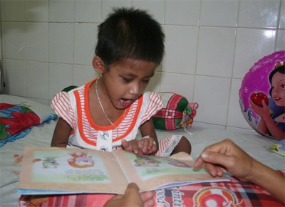 Bé Hảo tập đi và hồn nhiên cười đùa - 1