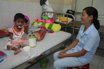 Bé Hảo tập đi và hồn nhiên cười đùa - 5