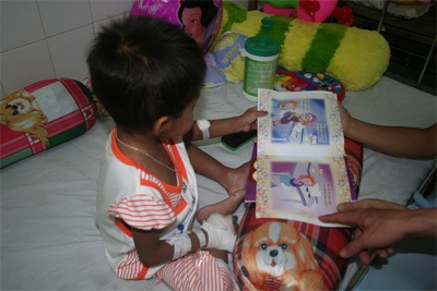 Bé Hảo tập đi và hồn nhiên cười đùa - 2