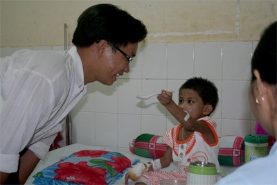 Bé Hảo tập đi và hồn nhiên cười đùa - 7