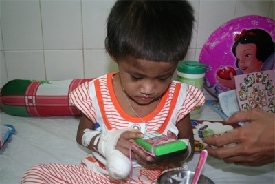 Bé Hảo tập đi và hồn nhiên cười đùa - 8