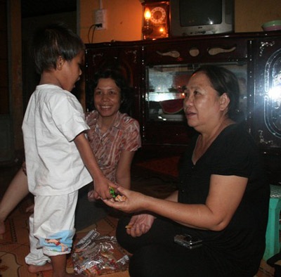 Một ngày với bé Hảo tại trại trẻ mồ côi - 1